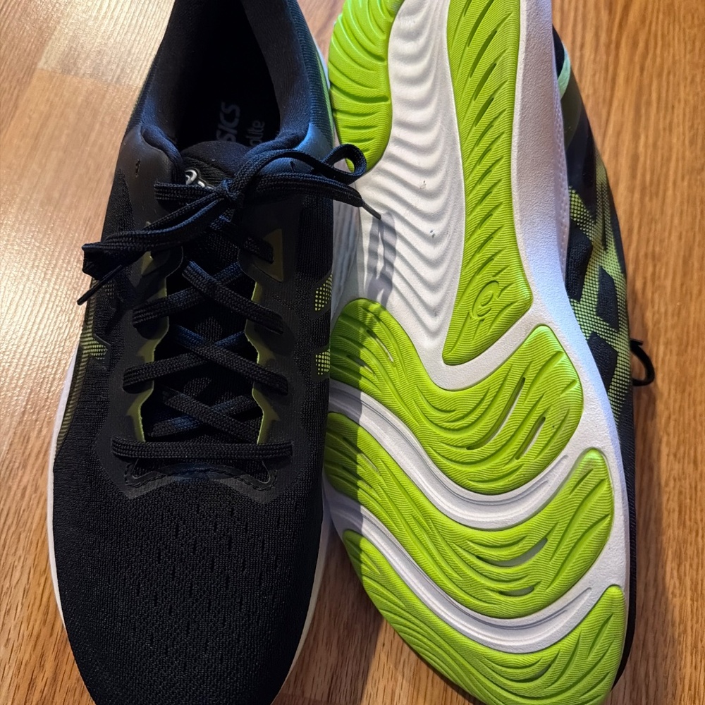 Men’s Asics athletic shoes - Picture 2 of 3